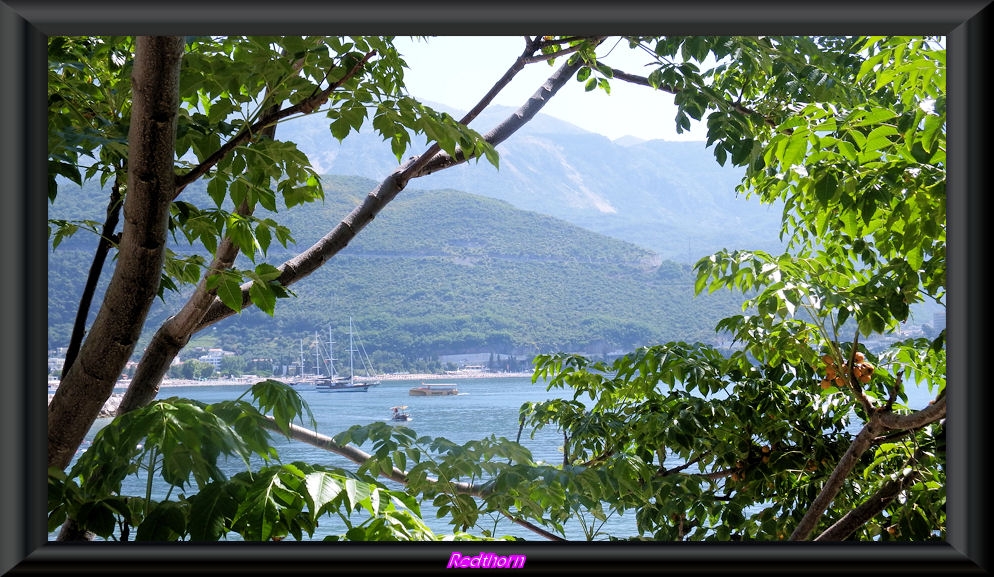 Entreviendo idlico paisaje desde la ciudad de Budva