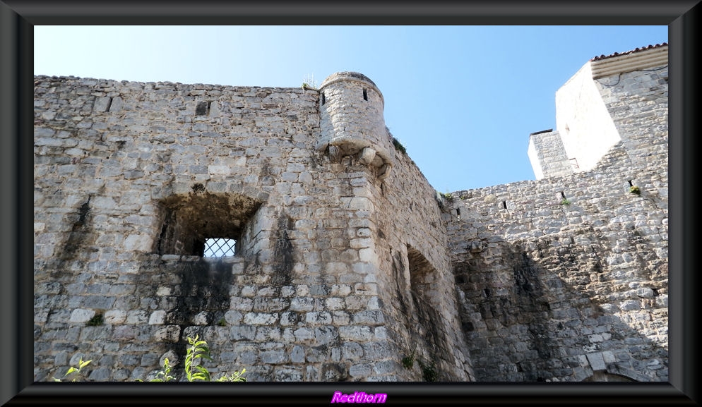 Resaltes de la muralla incluida una garita