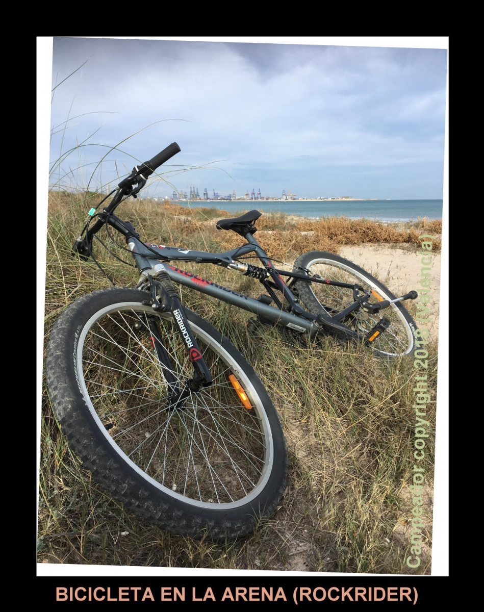 Bicicleta en la arena. Bicycle in the sand. Photography by Campeador.