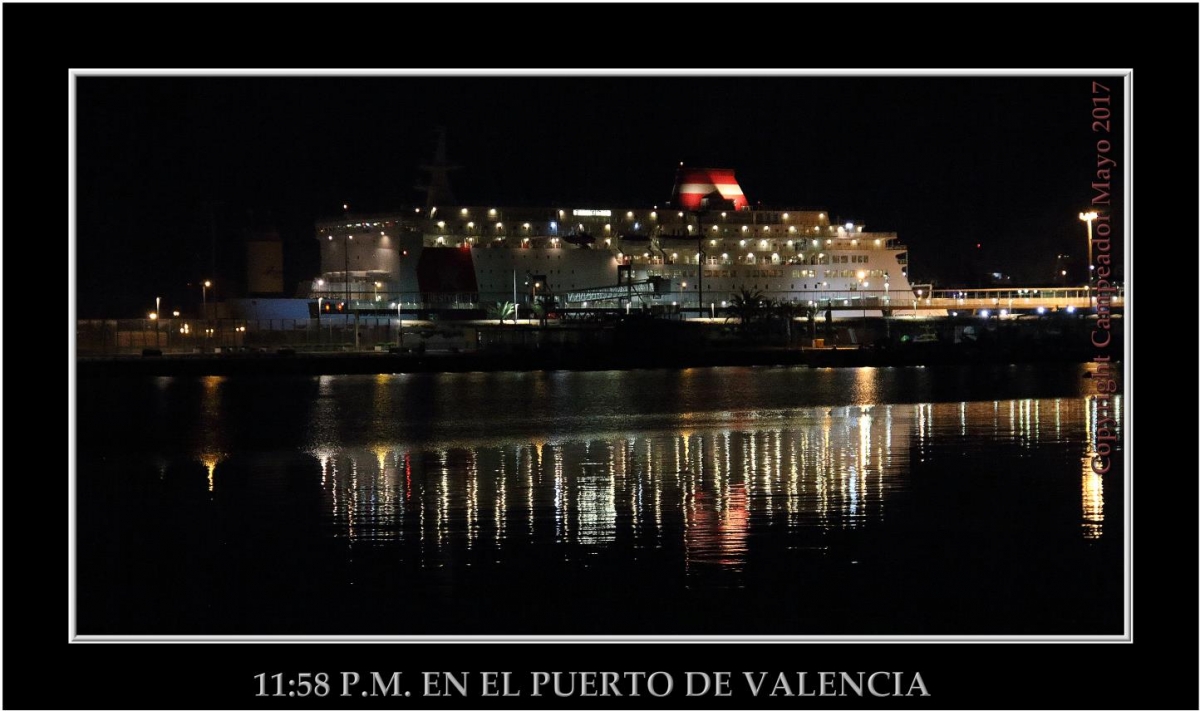 11.58 p.m. en el Puerto de Valencia. 11:58 p.m. in Valencia Seaport. Photo by Campeador (Mario Cid).