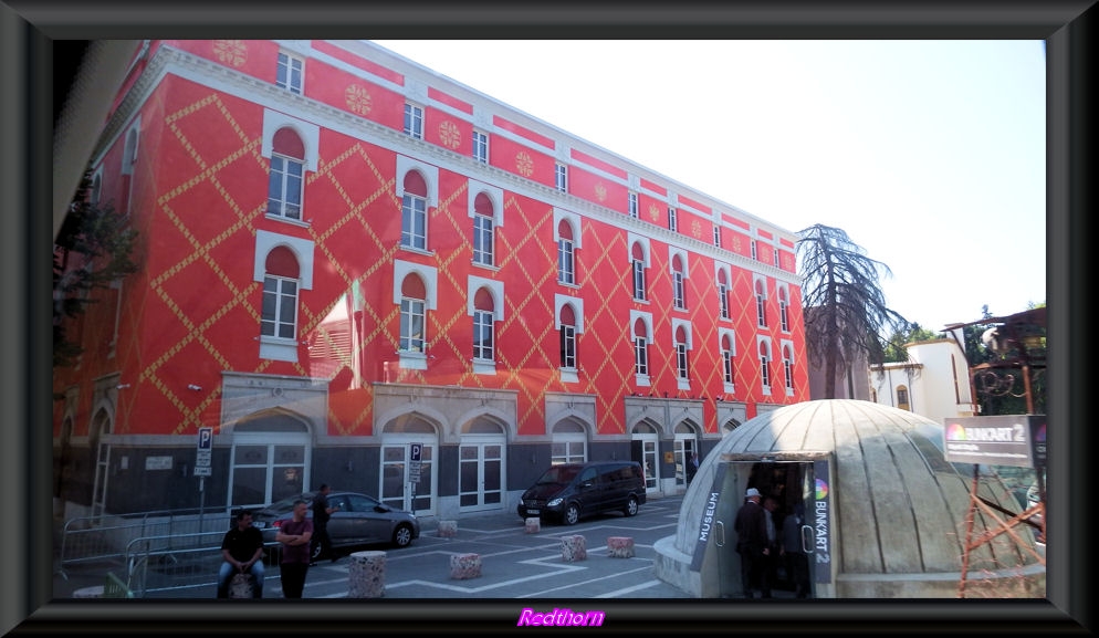 Un viejo y feo edificio de la poca de Enver Hoxha, restaurado por Edi Rama, polifcetico artista y actual primer ministro de Albania. 