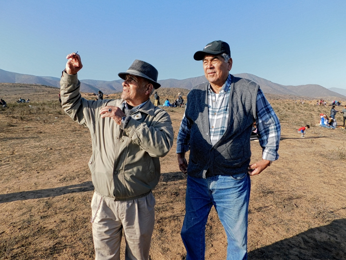 Los dos compadres que de vez en cuando miraban el cielo para ver como iba el avance del eclipse y si no seguan conversando