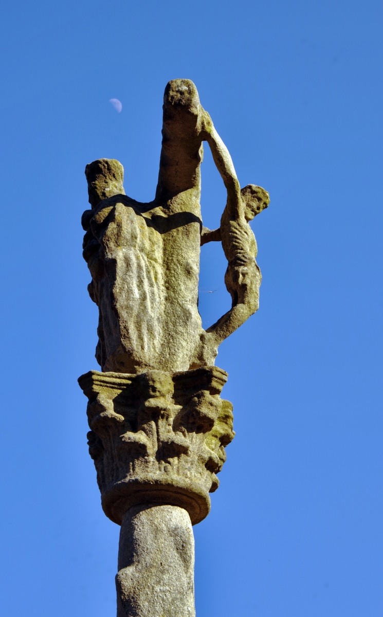 Crucificado a la luz de la luna