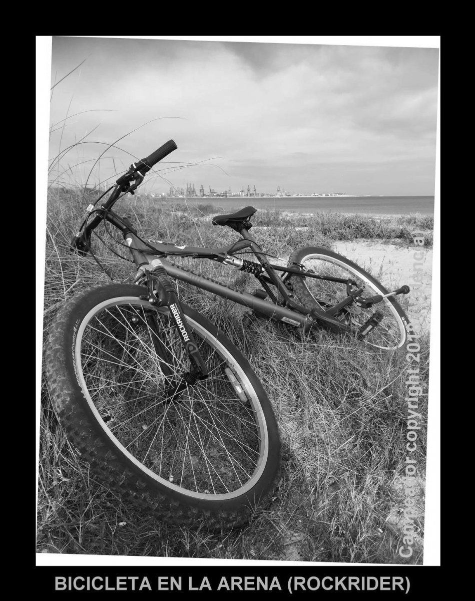 Bicicleta en la arena. Bicycle in the sand. Photography by Campeador. Black & White version.