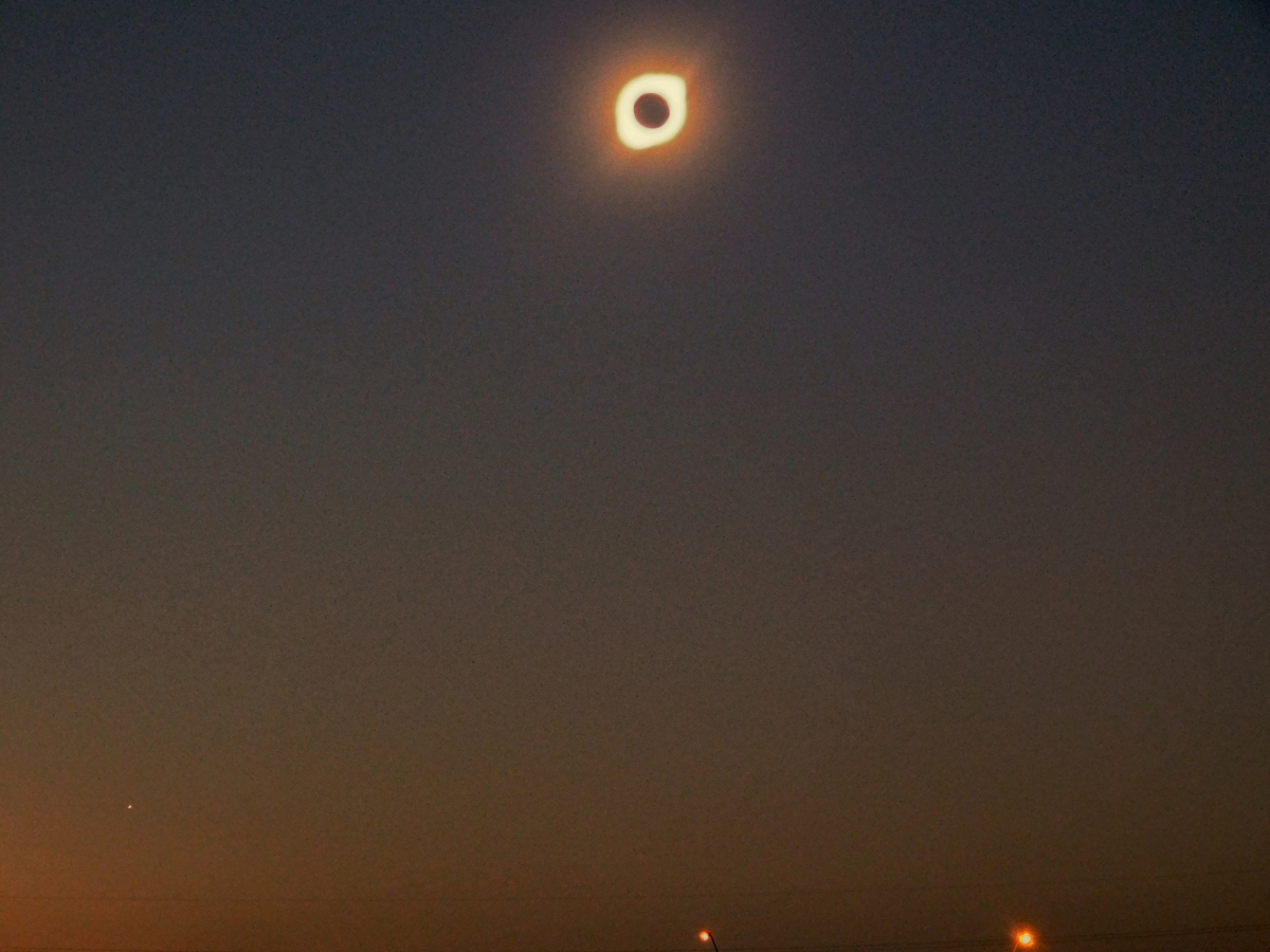 Los que estaban ms cerca de la ciudad, las luces le opacaron para ver bien el fenmeno del eclipse