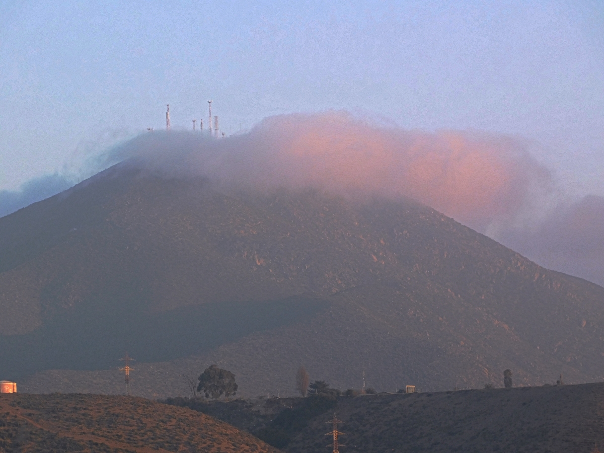 Este cerro es el ms alto por estos lados y estan todas las antenas de televisin y celulares, un bosque de antenas jajajja, pura contaminacin