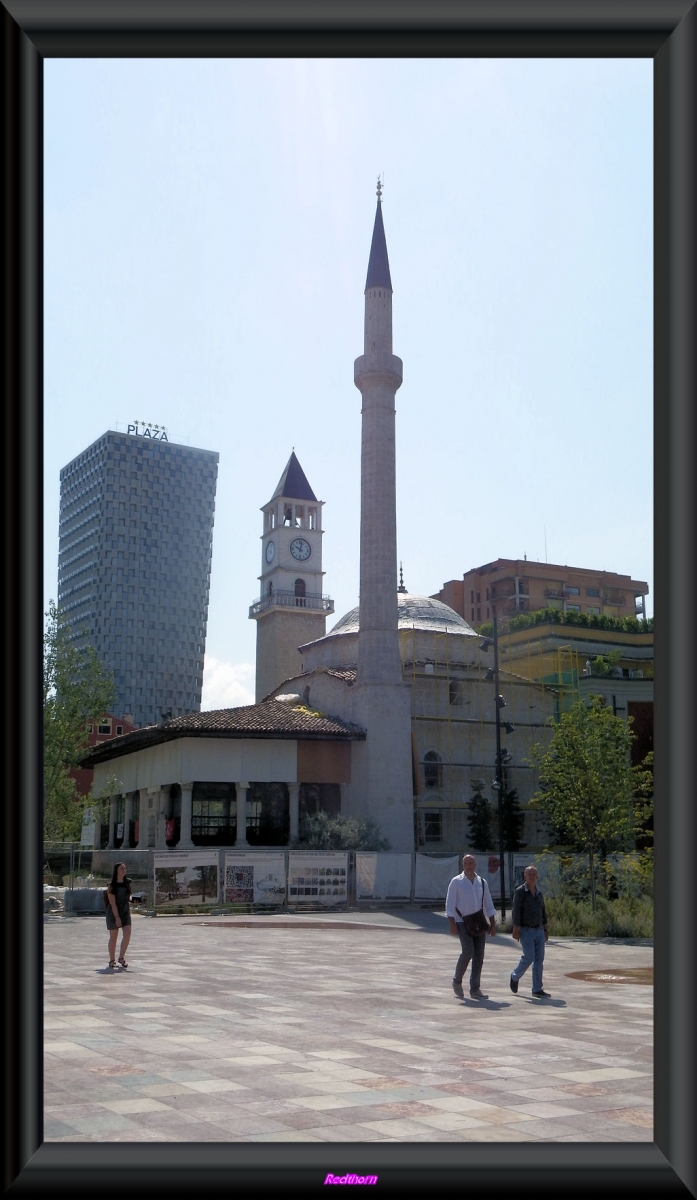 La Mezquita de Ethem Bey junto a la Torre del reloj