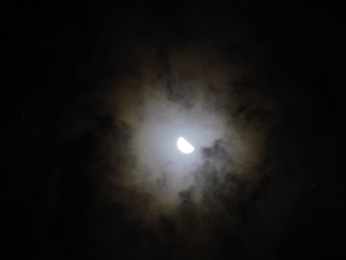La luna rodeada de nubes