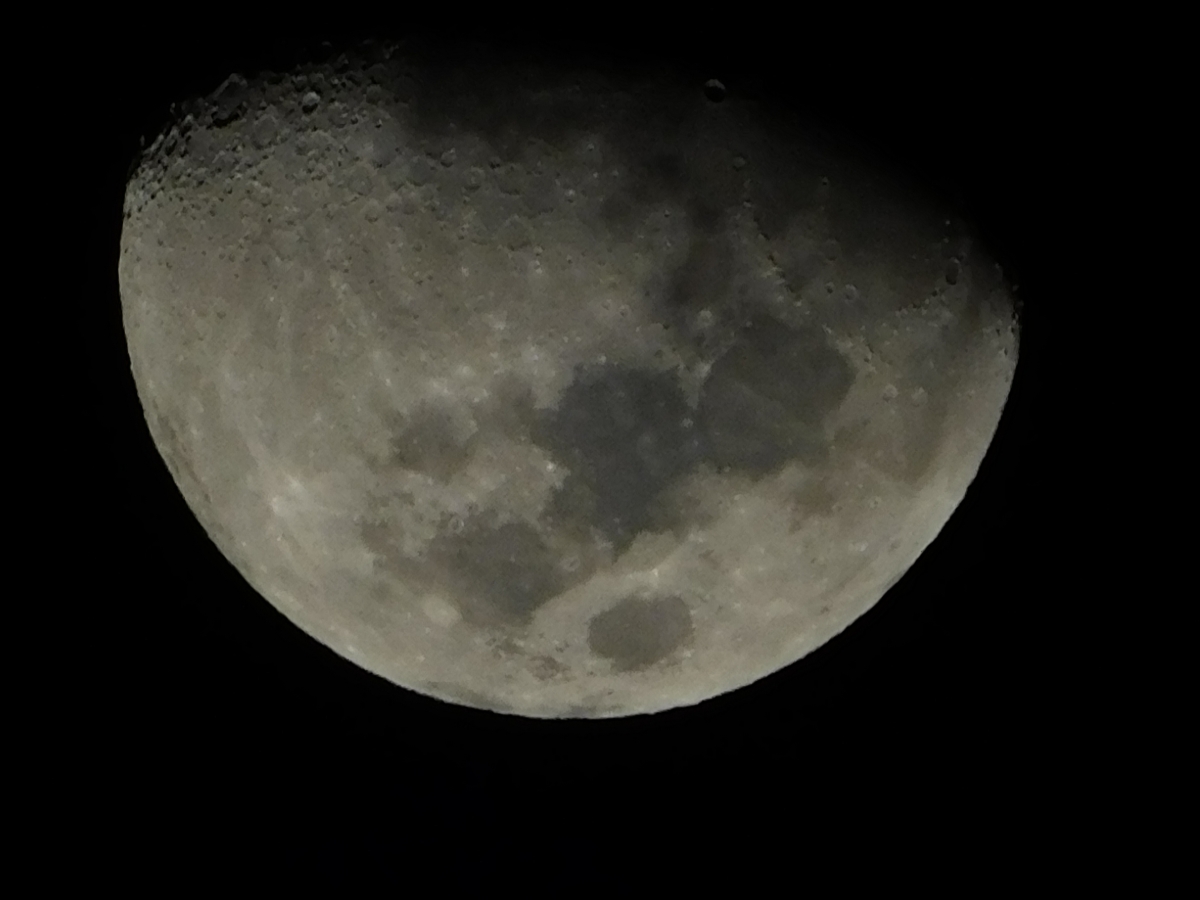 La luna vista de noche