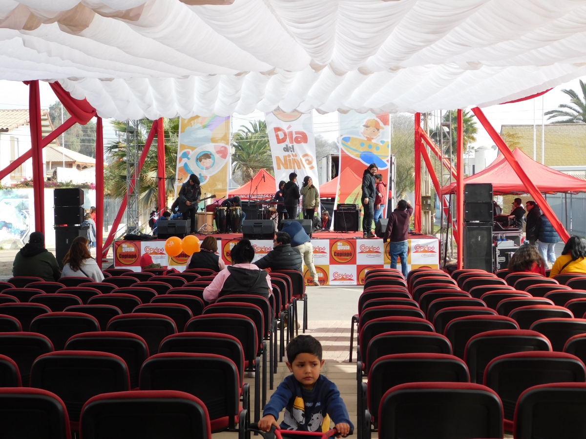 Todo preparado para comenzar el show de los nios, ellos participan y los padres miran como lo hacen