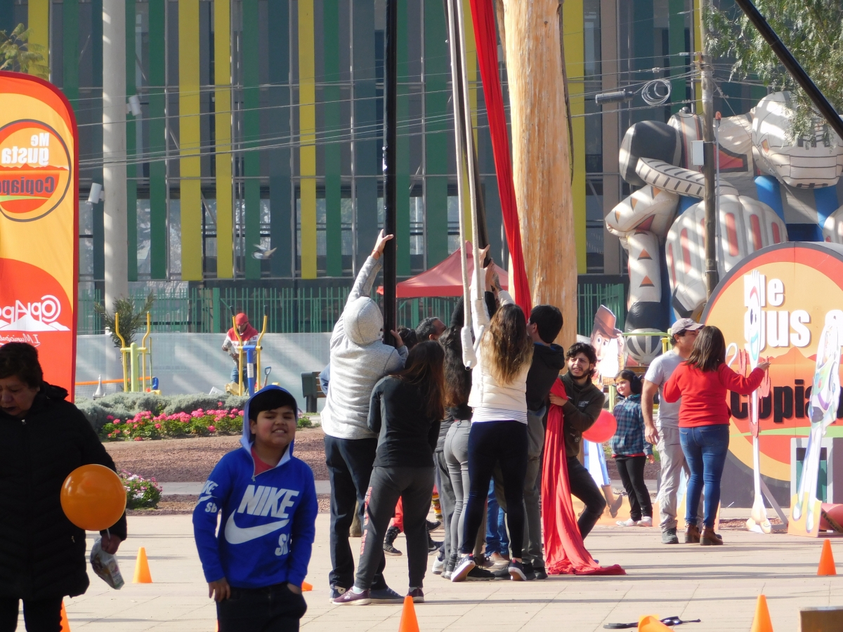 Levantando el poste que afirma las bandas elsticas para la recreacin de los pequeos, que emocionante, yo tambien ire jajajajajaj