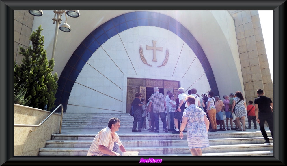 Entrada a la catedral ortodoxa de Tirana