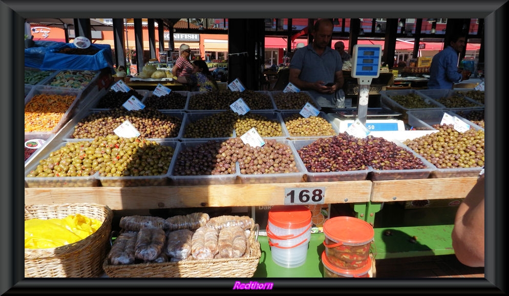 Amplia variedad de alios de aceitunas en el mercado central de Tirana