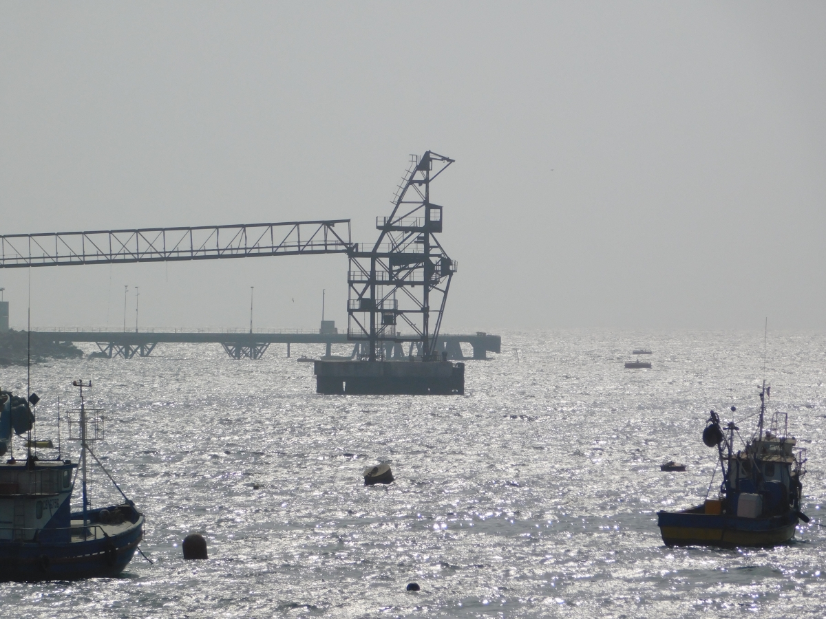 Aqu amarraban los barcos para cargarlos con fierro, ahora todo es solo recuerdos de los buenos tiempos y prosperidad