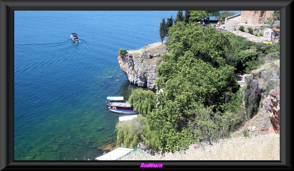Acceso a la iglesia de San Jovan Kaneo a travs  del lago Ohrid 
