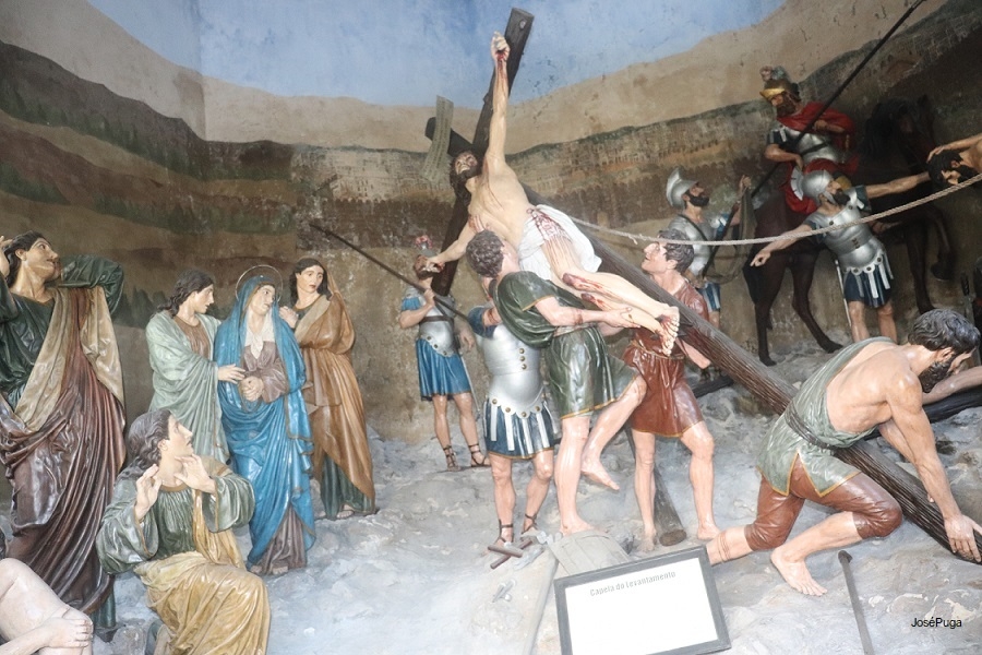 Jesus  descido da Cruz - XIII Estao