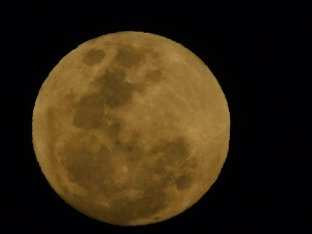 La misma luna ya vista de noche