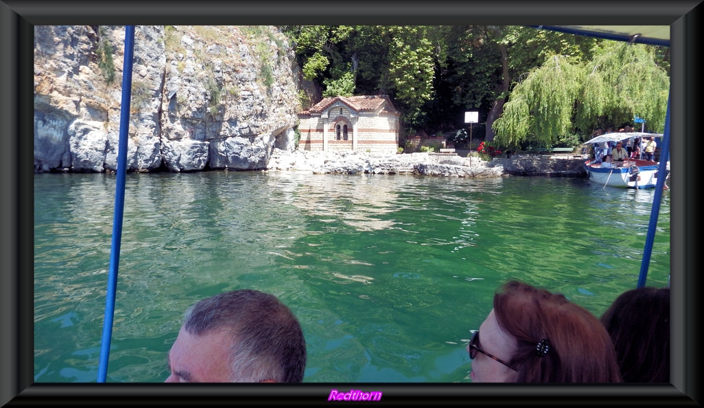 Capillita an borde del lago Ohrid