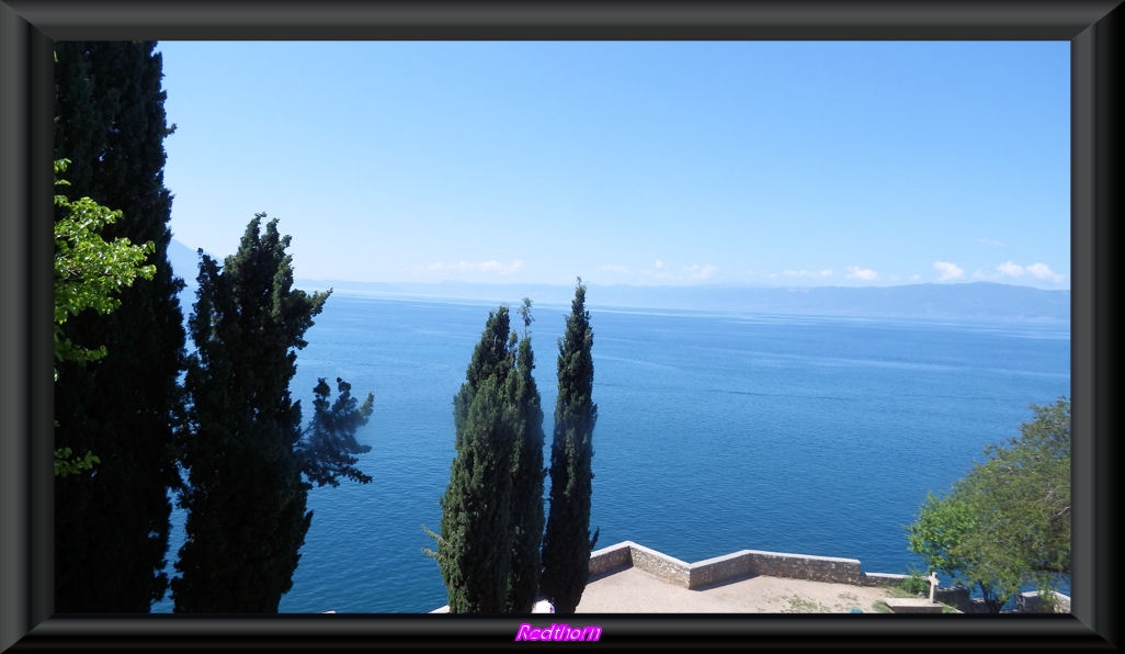 El lago de Ohrid desde la terraza aneja a la iglesia de San Jovan Kaneo