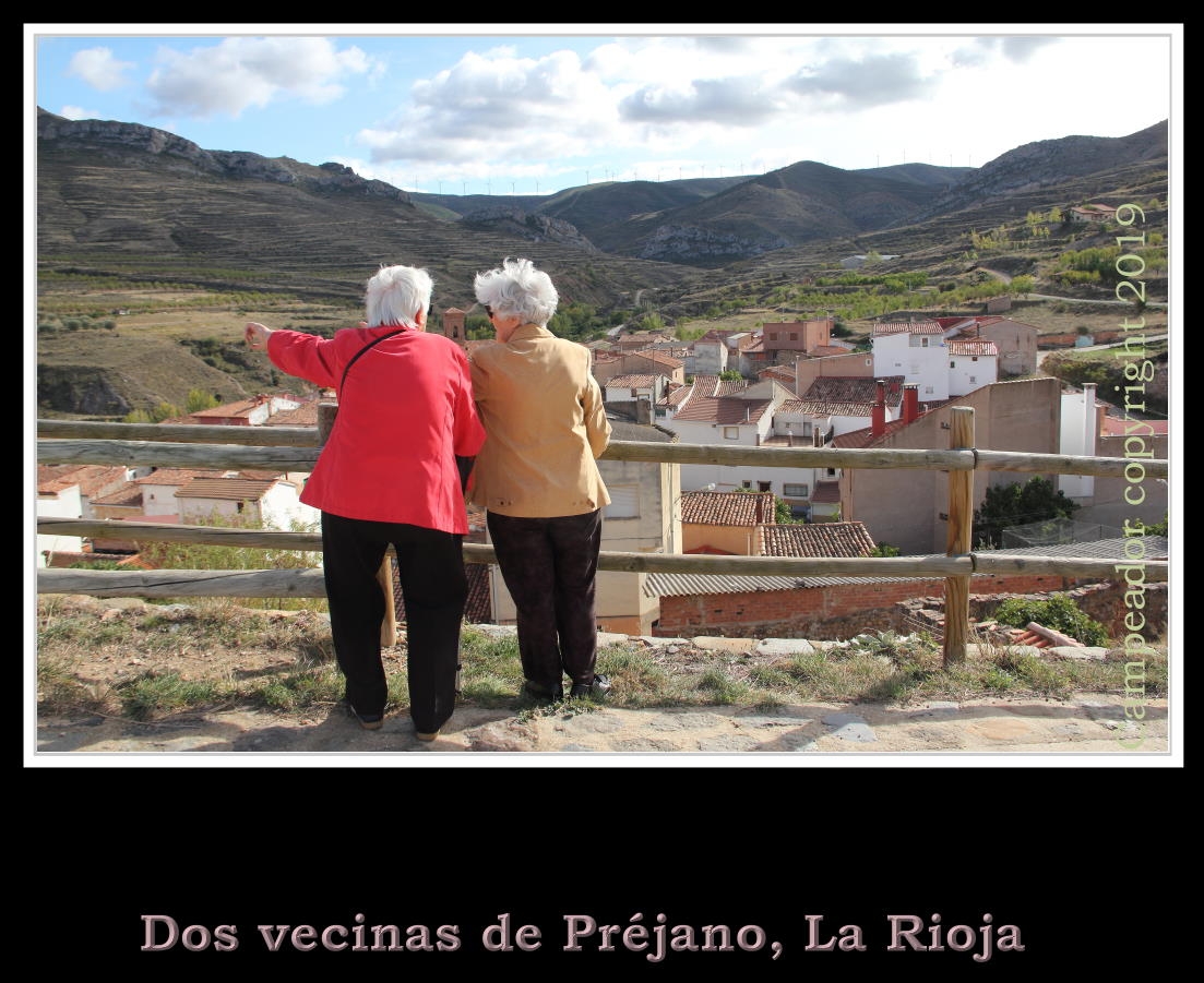 Dos vecinas de Prjano -- Two neighbors of Prjano. Photo by Campeador.