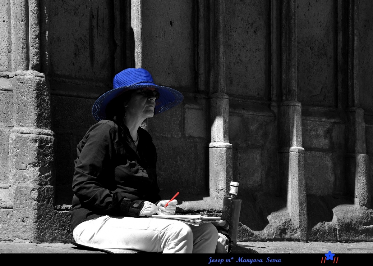 La dona del barret blau i el lapis vermell