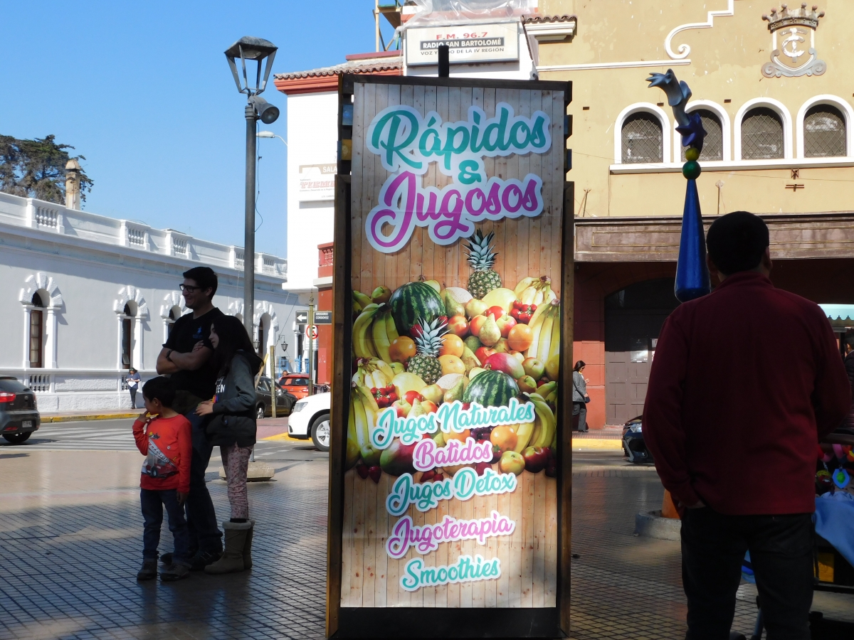 Promociones de jugos naturales en toda la esquina de la plaza de La Serena