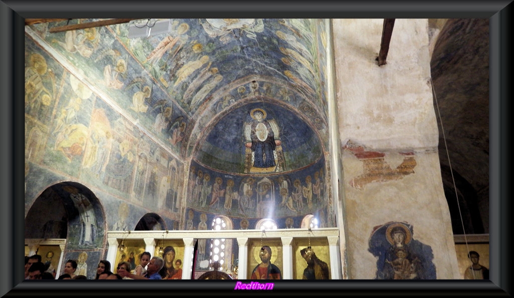 Frescos en regular estado de conservacin en el bside y nave de la iglesia de Santa Sofa