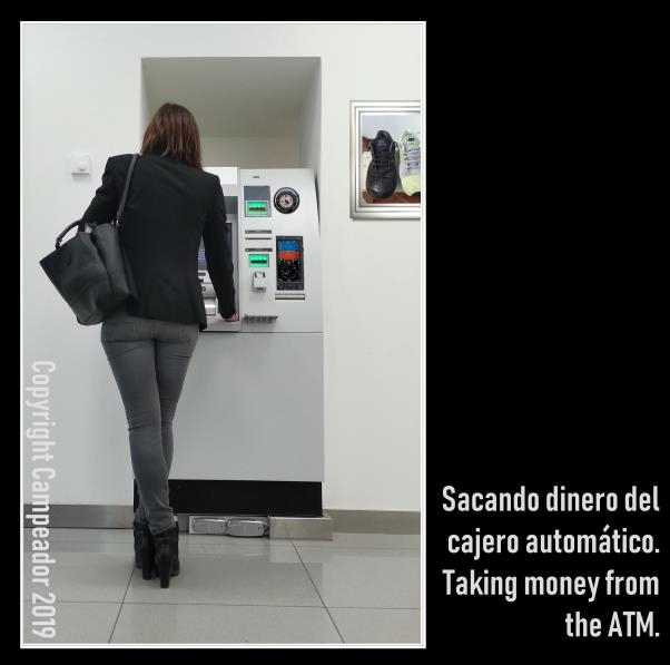 Taking money from the ATM  -- Sacando dinero del cajero automtico. Photo by Campeador. 