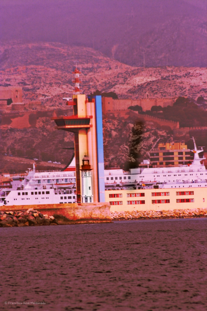 Faro de Almera y Torre Salvamento desde el mar 