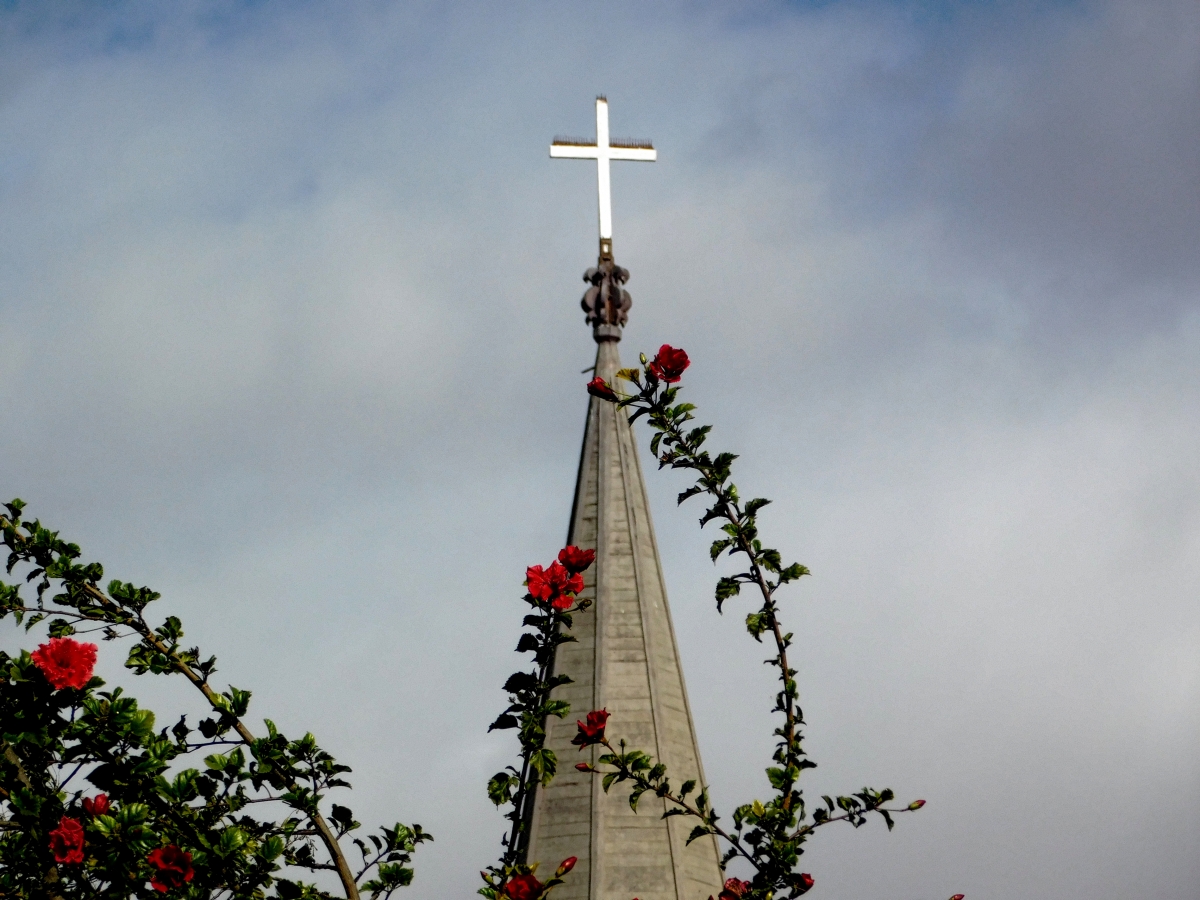 La cpula de la iglesia de Caldera adornada con flores