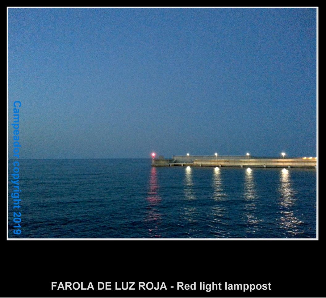 Farola de luz roja  - Red light lamppost. Photo by Campeador.