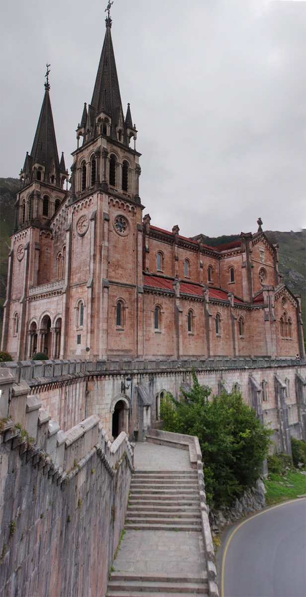 Panoramica vertical Basilica Covadonga