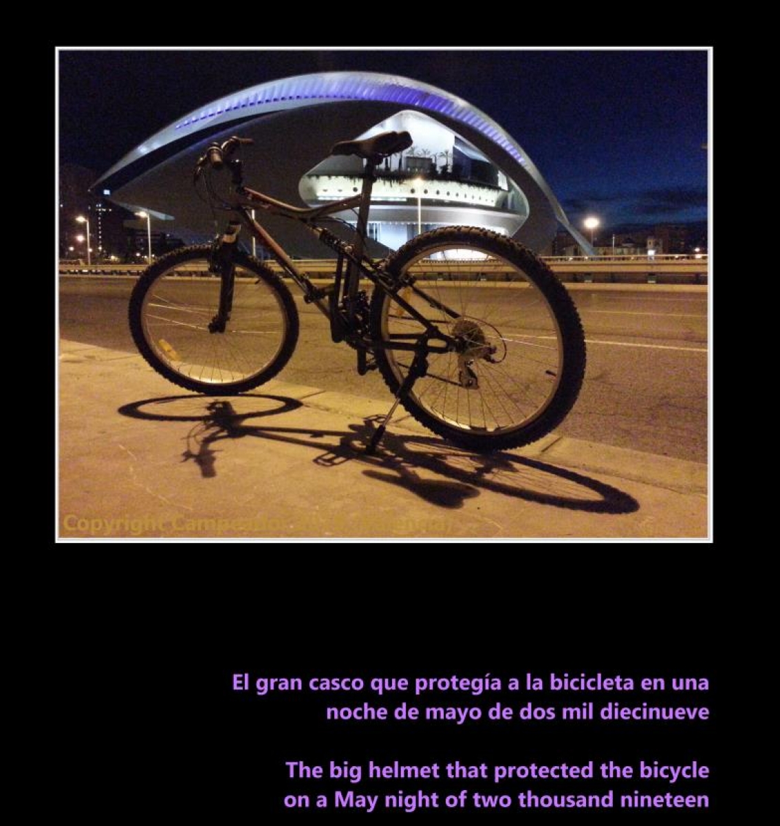 El gran casco que protega a la bicicleta en una noche de mayo de 2019 - The big helmet that protected...  Autor de la imagen: Campeador (Mario Cid).