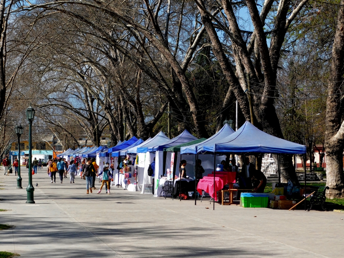 Pequea feria de mujeres emprendedoras en la plaza de Limache