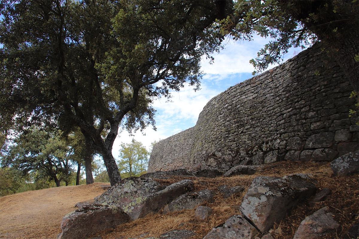 Muros Castro de Yecla la Vieja