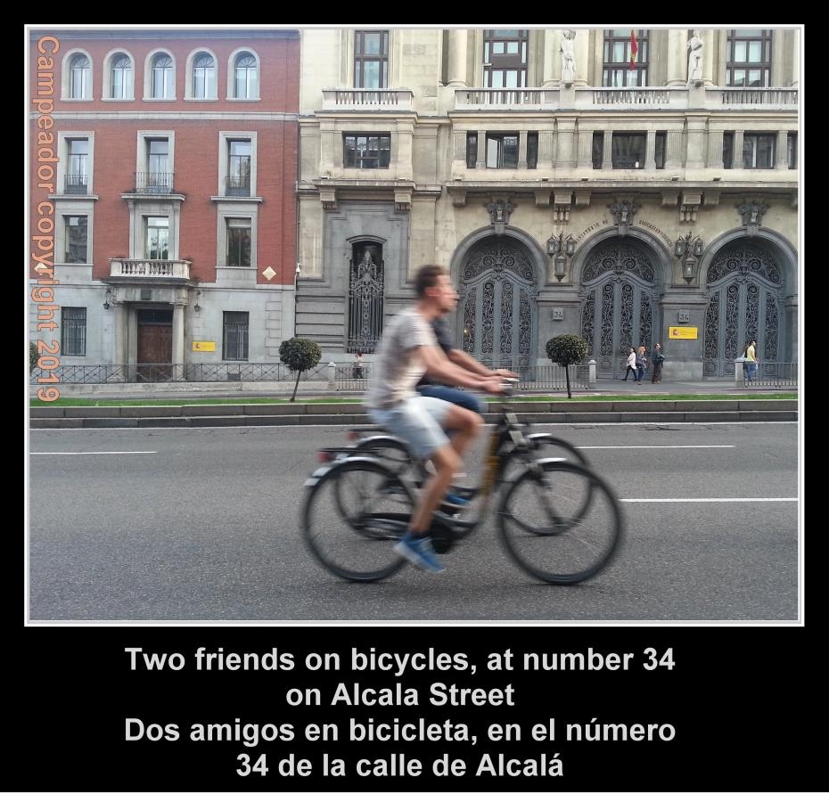 Dos amigos en bicicleta, en el nmero 34 de la calle de Alcala. Two friends on bicycles, at number 34 on Alcala Street.