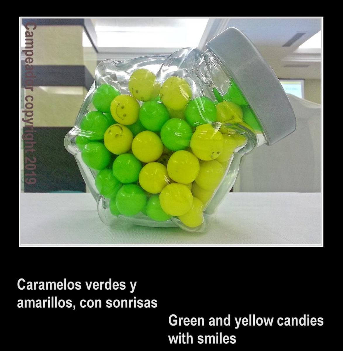 Caramelos verdes y amarillos, con sonrisas - Green and yellow candies with smiles. Photo by Campeador.