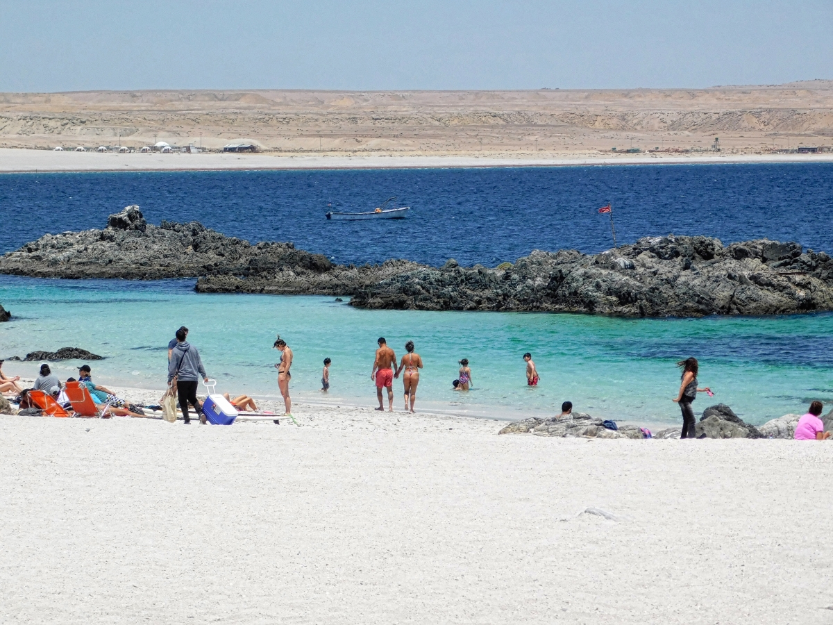 Al fondo se ve la playa las machas y notoria diferencias de agua de un lado al otro, baha inglesa