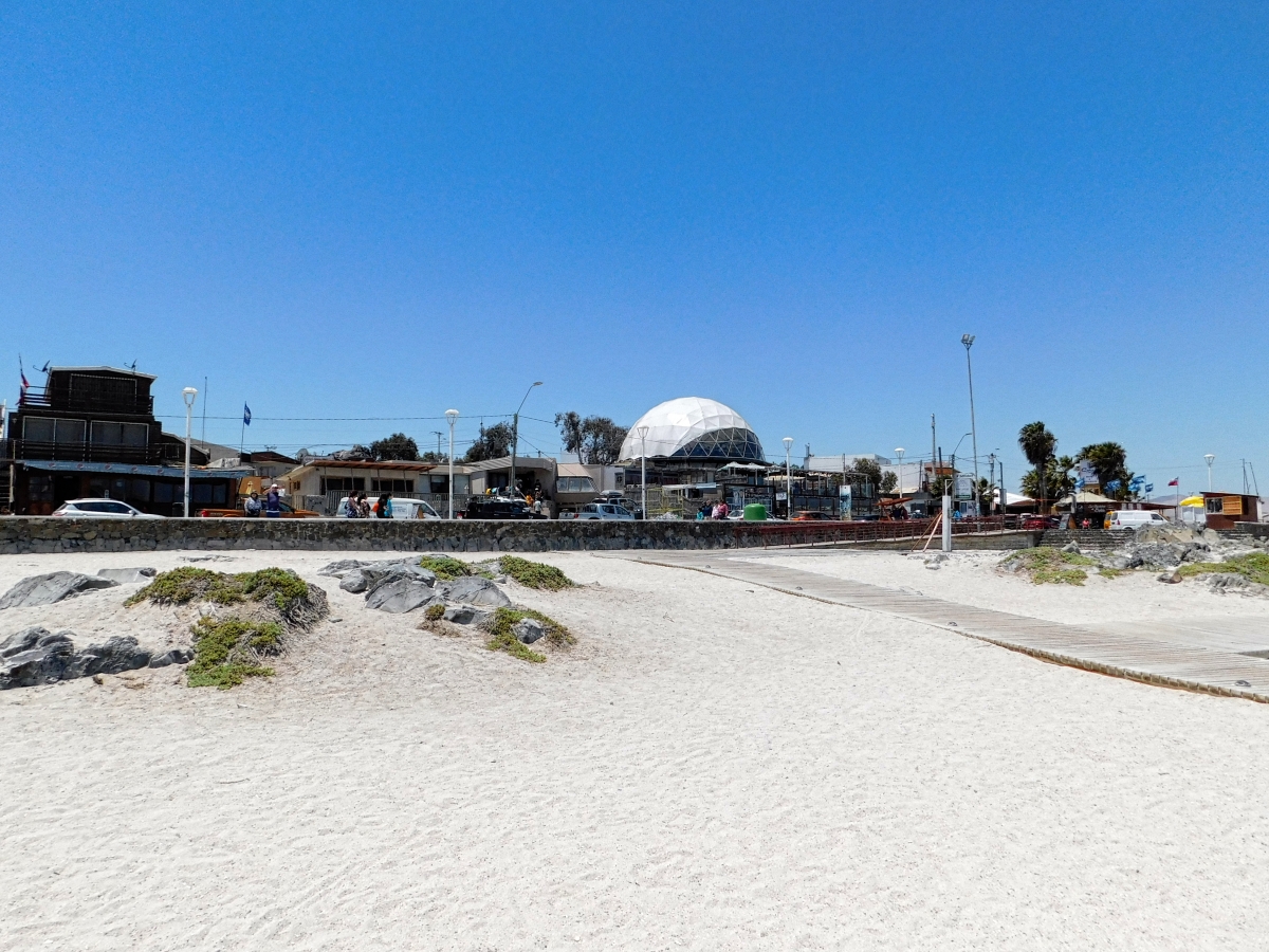 Vista tomada de la playa hacia la costanera