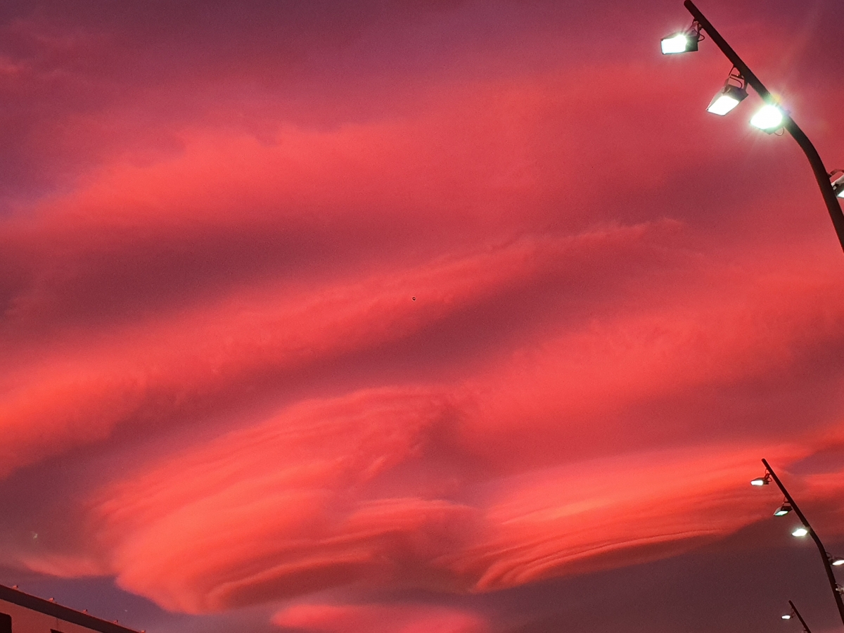 En el portal de Beln...la nubes lenticulares nos regalan un bello atardecer