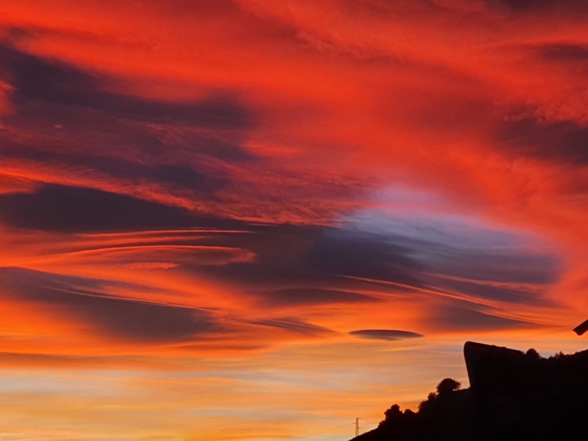 En el portal de Beln...la nubes lenticulares nos regalan un bello atardecer...