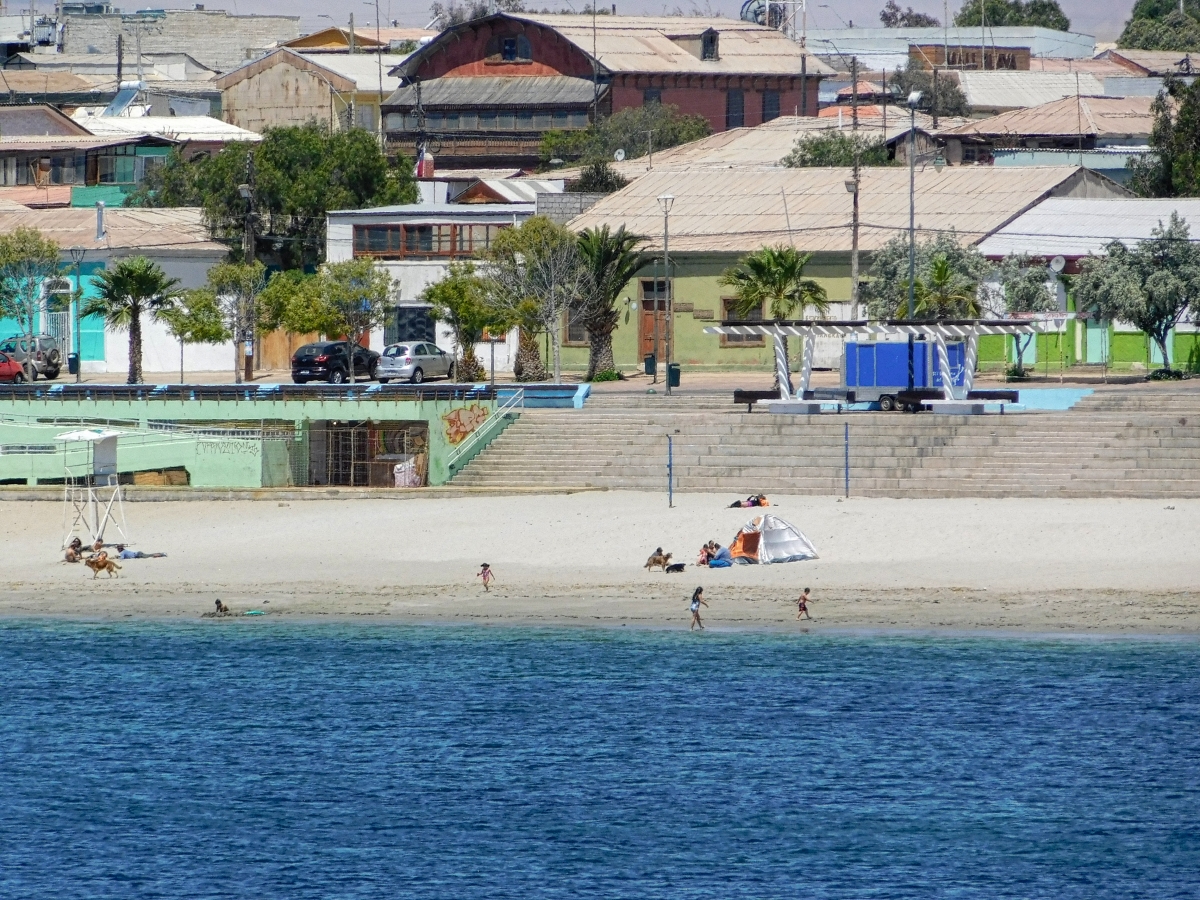 Es un acercamiento para ver de ms cerca la playa copiapina, vista de espalda jajjajjajja