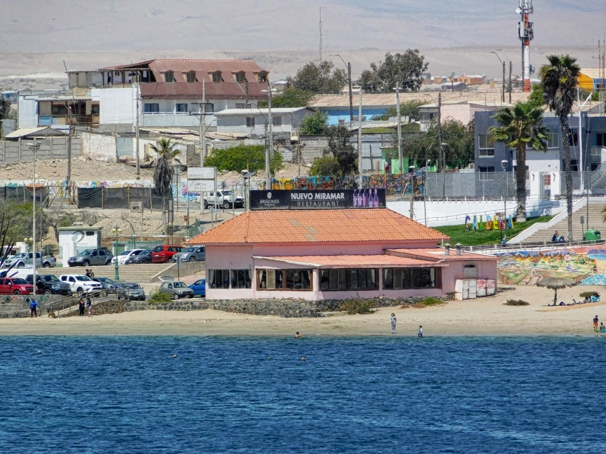Este es un restaurante con buena vista al mar que esta en la esquina de la playa copiapina 