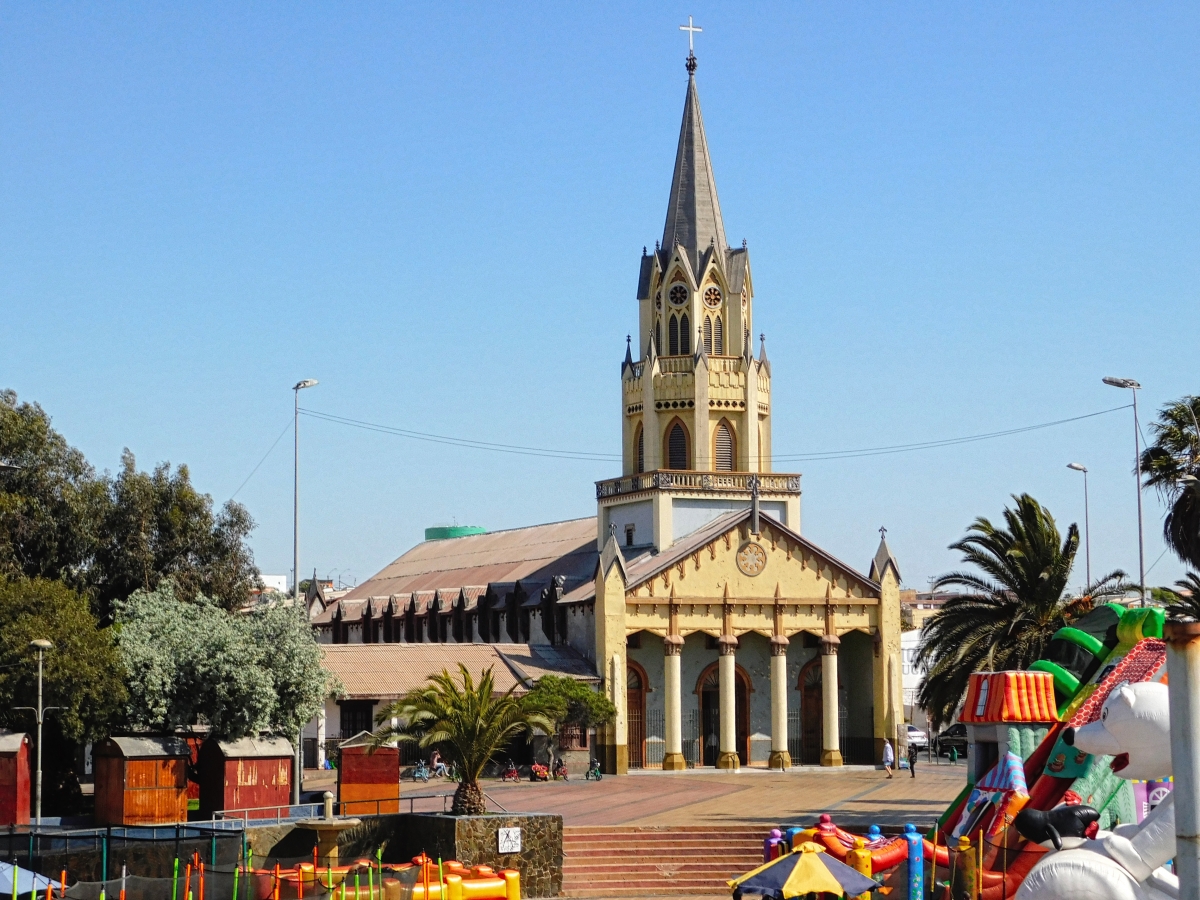 La iglesia tomada desde la misma plaza