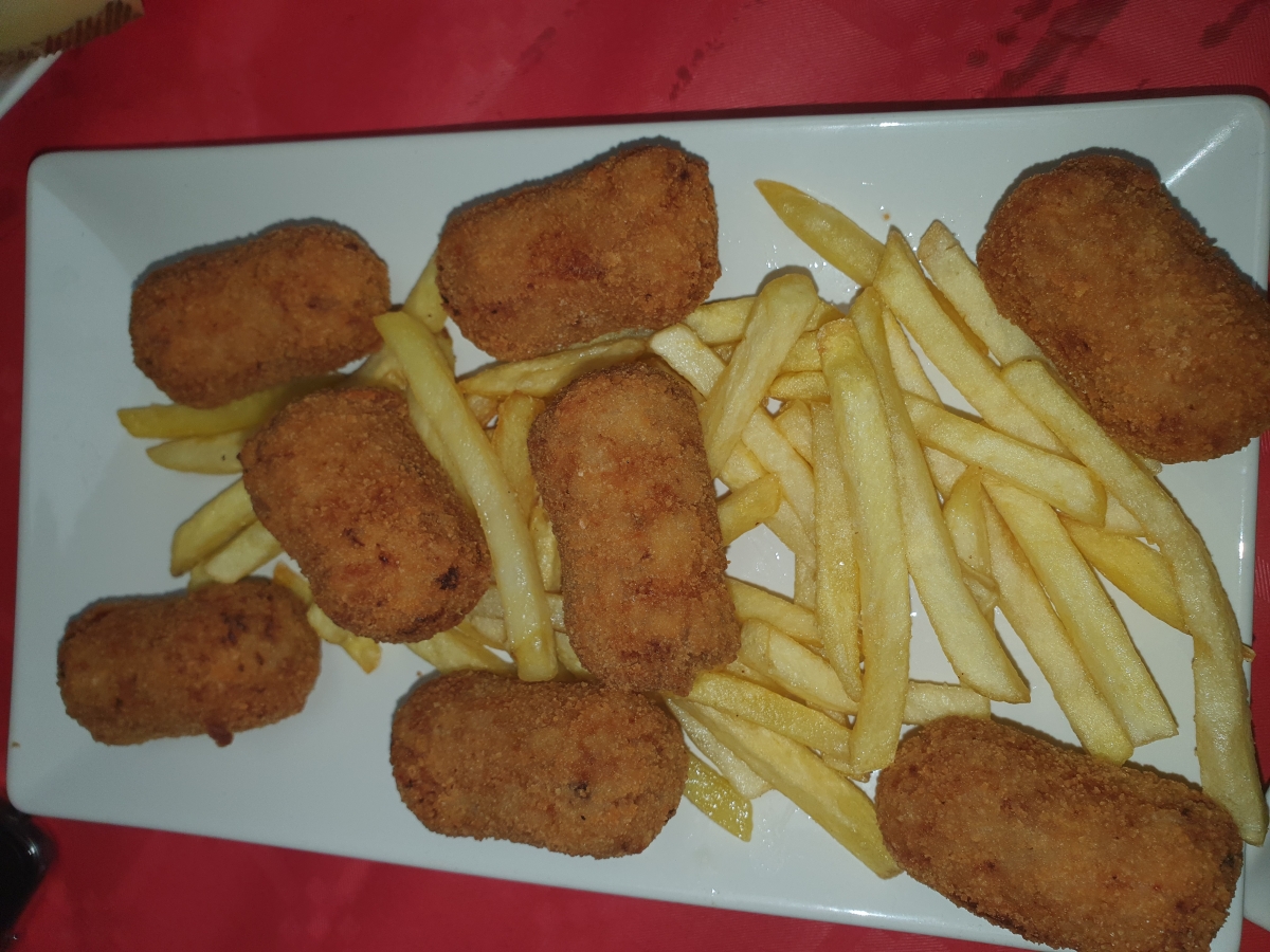 Croquetas de buey con patatas fritas