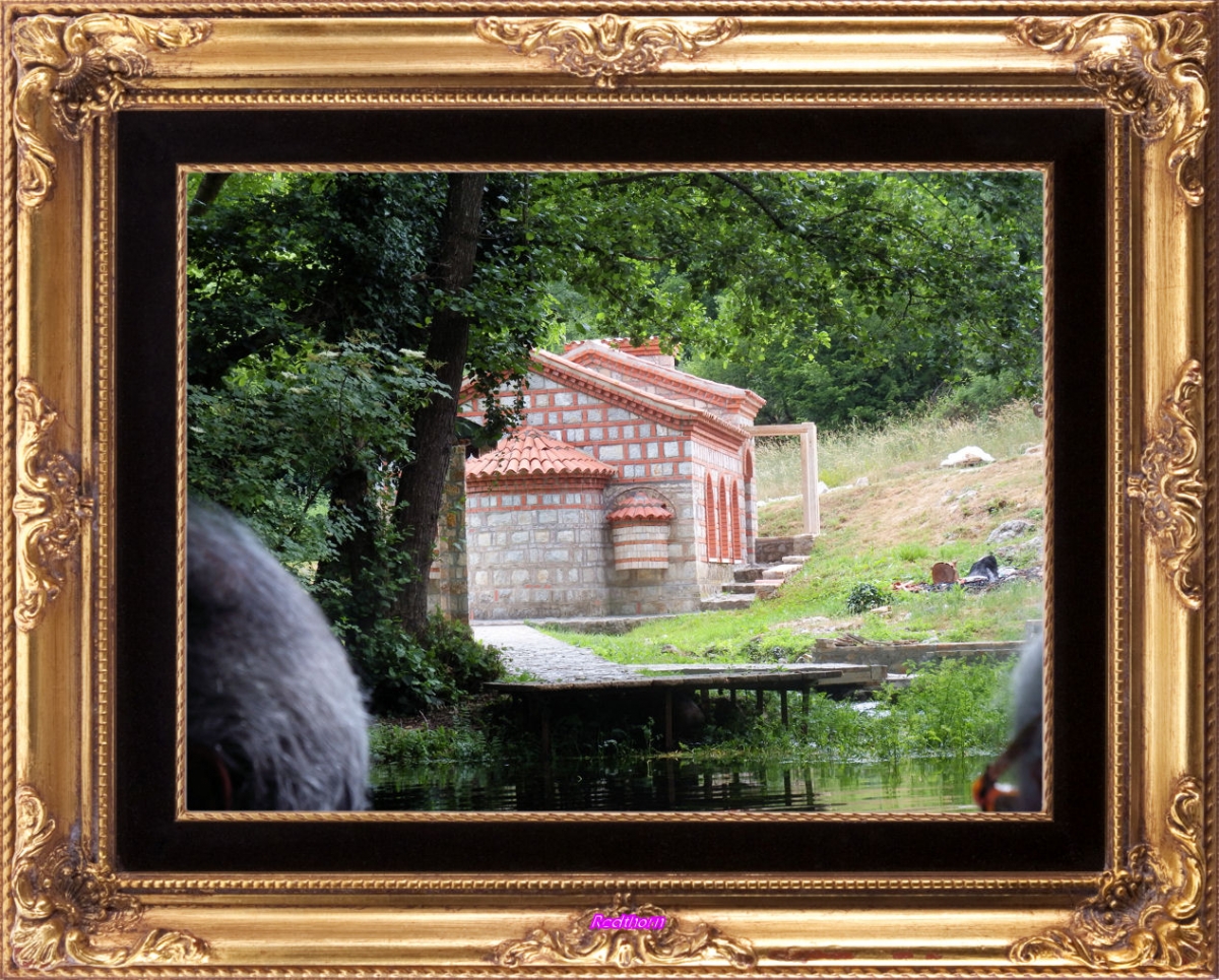 Entrevemos una pequea capilla al borde del canal