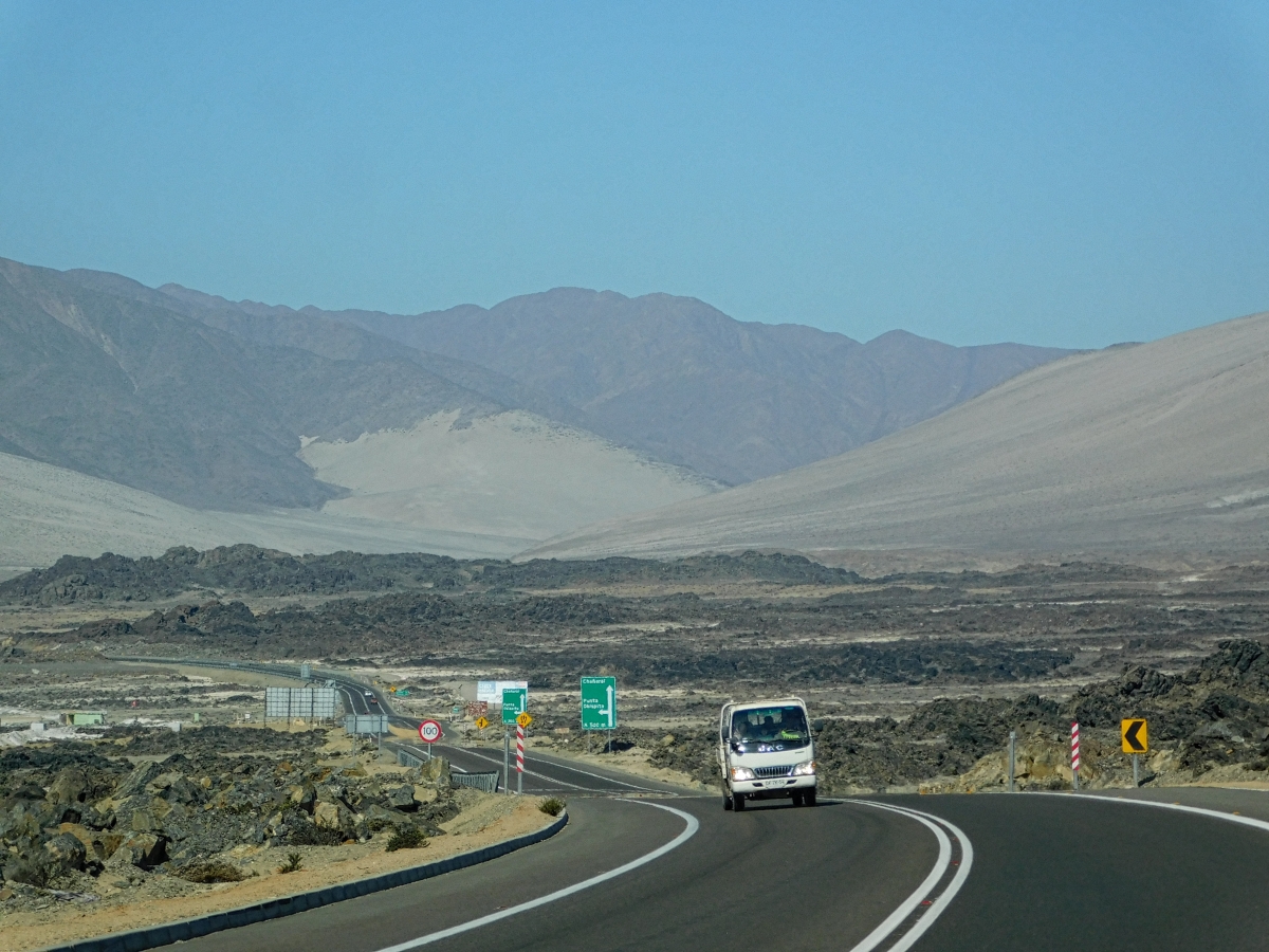 Paisajes muy ridos y desolados encontramos por estos lados, las vistas del mar nos acompaan, que bueno jajjajajaj