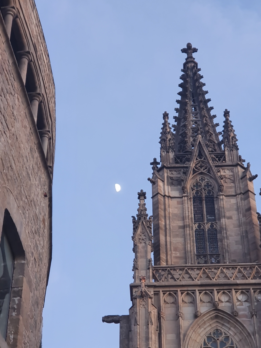 Catedral Basilica Metropolitana de Barcelona y la luna 