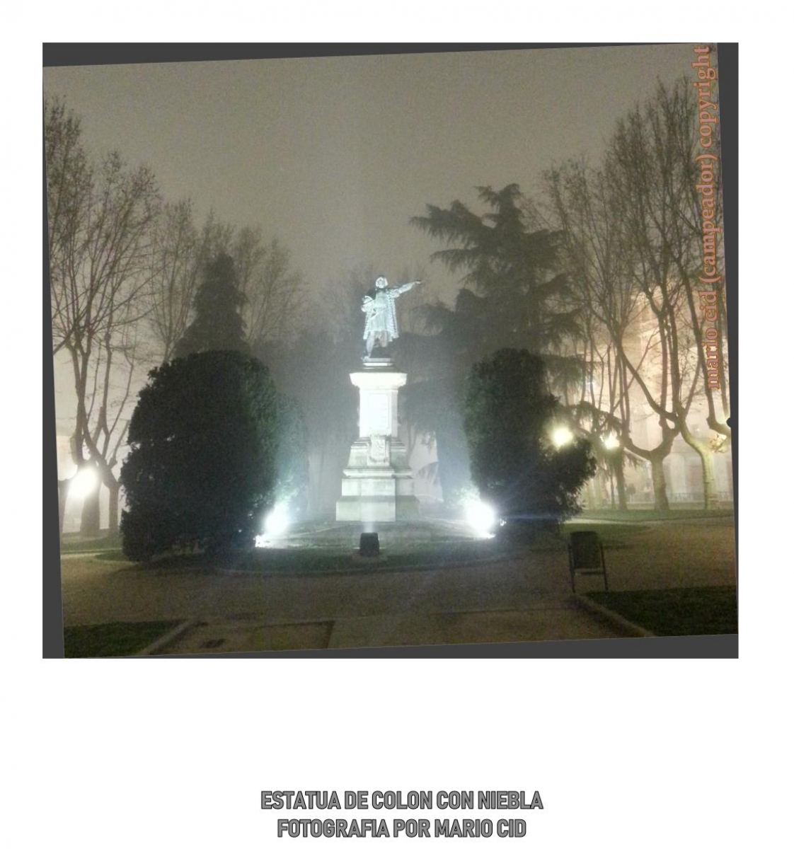 Estatua de Coln en un da de niebla -- Columbus statue on a foggy day. Fotografa de Campeador.