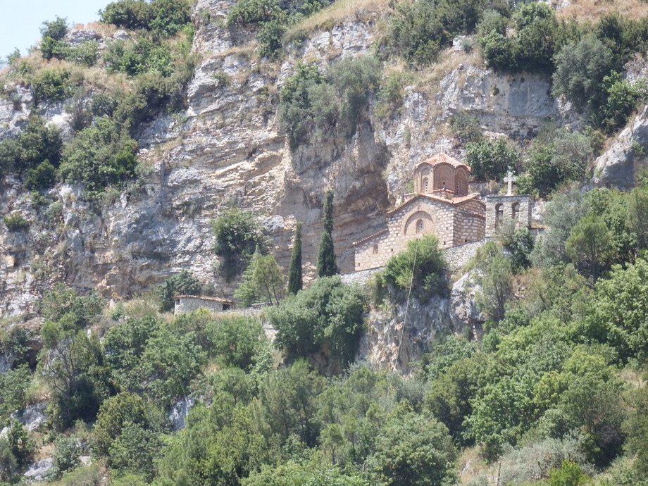 Iglesia construida en la escaprpadura de la montaa